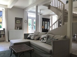 Tv, bordsfotboll, ett bordtennisbord och böcker