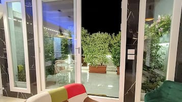 Smart TV de 120 cm con canales digitales, un altavoz inteligente