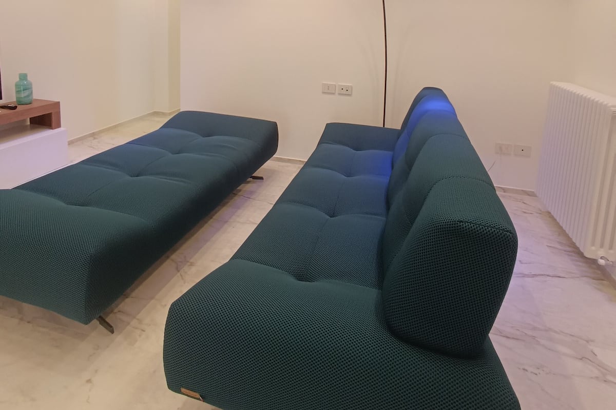 TV connectée de 120 cm avec chaînes numériques, enceintes connectées