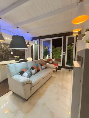 TV connectée de 120 cm avec chaînes numériques, enceintes connectées