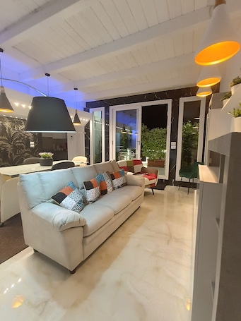 120-cm Smart TV with digital channels, smart speakers