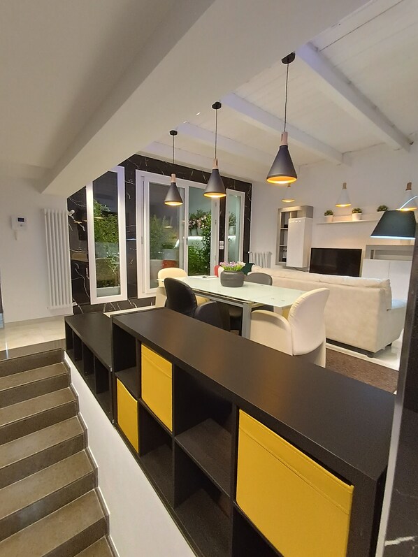 TV connectée de 120 cm avec chaînes numériques, enceintes connectées