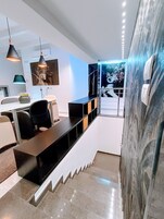 Casa geminada luxo, vista para a cidade | Área de estar | Smart TV 120 cm com canais digitais, smart speakers