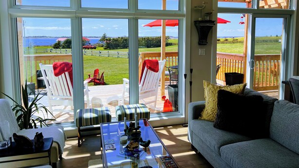 Smart TV, fireplace - Charming 2-bedroom with Ocean View Cottage, situated near Thunder Cove Beach!! (Kensington)