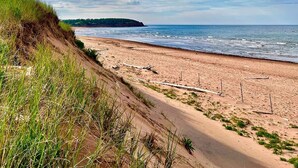 Beach nearby, sun-loungers, beach towels - Charming 2-bedroom with Ocean View Cottage, situated near Thunder Cove Beach!! (Kensington)