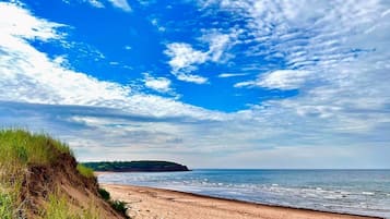 Beach nearby, sun loungers, beach towels