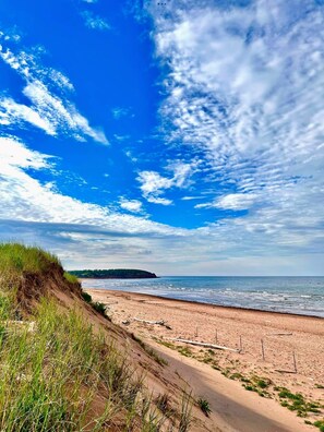 Beach nearby, sun loungers, beach towels - Charming 2-bedroom with Ocean View Cottage, situated near Thunder Cove Beach!! (Kensington)