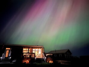 Exterior - Charming 2-bedroom with Ocean View Cottage, situated near Thunder Cove Beach!! (Kensington)