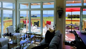 Smart TV, fireplace - Charming 2-bedroom with Ocean View Cottage, situated near Thunder Cove Beach!! (Kensington)