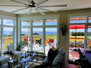 Een smart-tv en een open haard