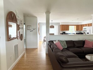 Smart TV, books - Cottage on Snug Harbor, minutes from O.C. beaches, Berlin, and Assateague.  (Berlin)