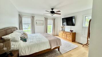 3 عدّة غرف نوم وخزنة داخل الغرفة ومكتب ومكواة/لوح كي