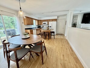 Dining - Cottage on Snug Harbor, minutes from O.C. beaches, Berlin, and Assateague.  (Berlin)