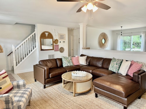 Cottage on Snug Harbor, minutes from O.C. beaches, Berlin, and Assateague. 