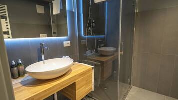 Hårtork, handdukar, tvål och schampo