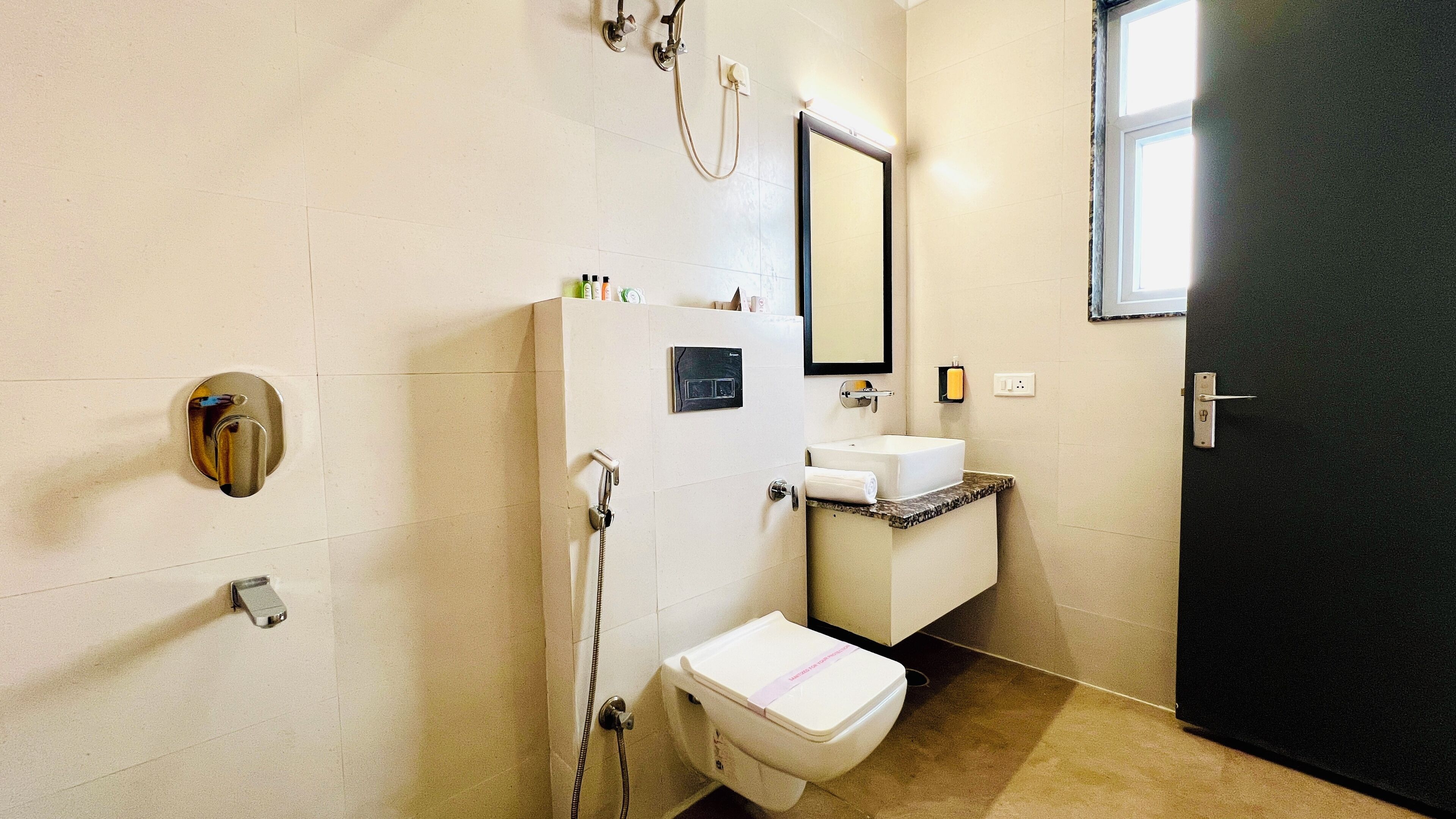 Deluxe Room with Balcony | Baño | Ducha, secador de pelo, zapatillas y toallas