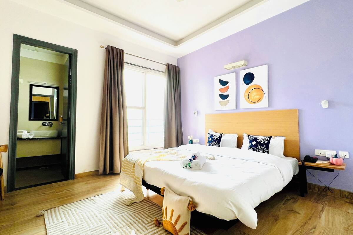 Deluxe Room | 1 bedroom, desk, laptop workspace, soundproofing