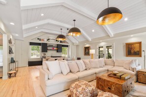 Smart-tv, een open haard en een kantoor