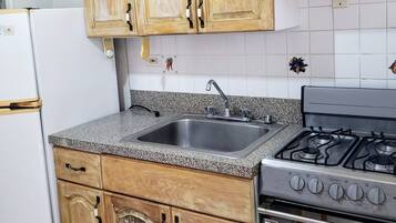 Full-sized fridge, microwave, oven, cookware/dishes/utensils