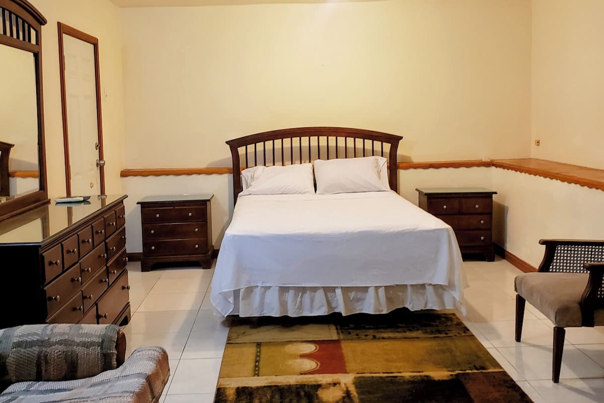 2 habitaciones, muebles diferentes y tabla de planchar con plancha