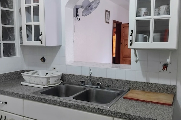 Frigorifero con congelatore, microonde, forno