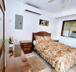 Individually furnished, iron/ironing board, free WiFi, bed sheets - Comfy Haven (Montego Bay)