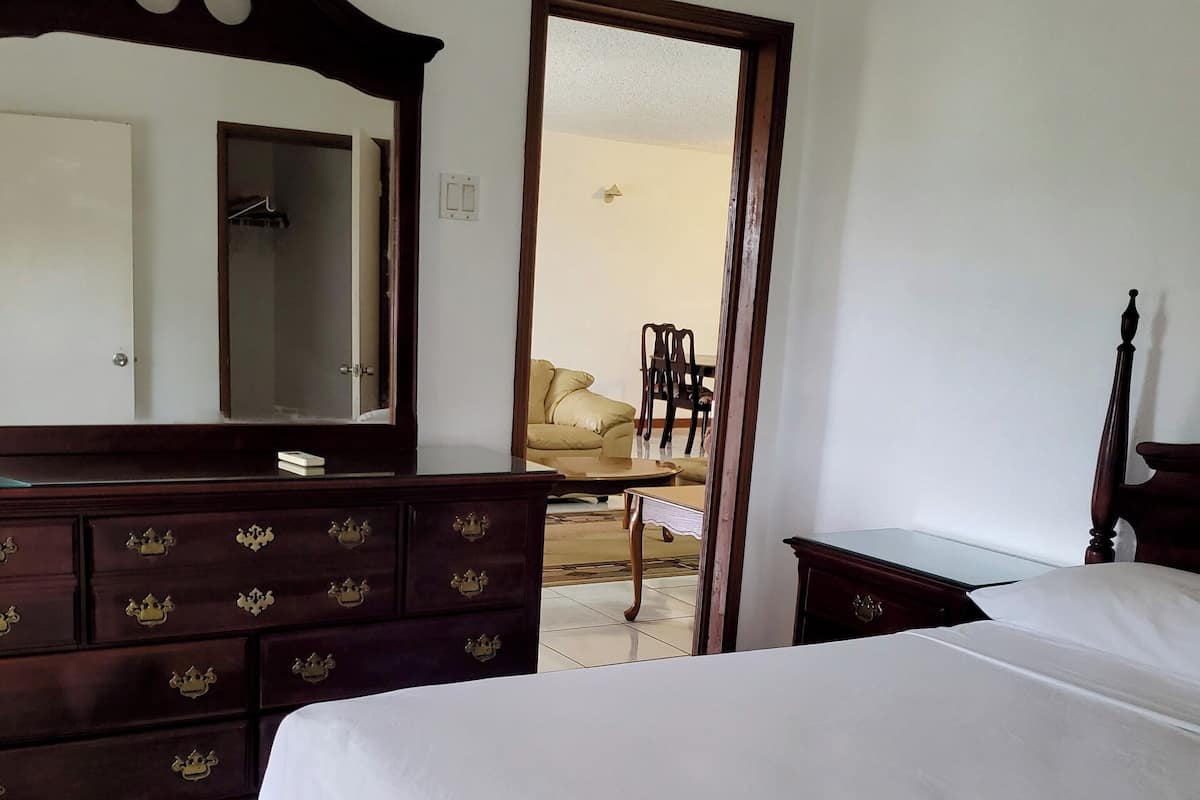 2 habitaciones, muebles diferentes y tabla de planchar con plancha