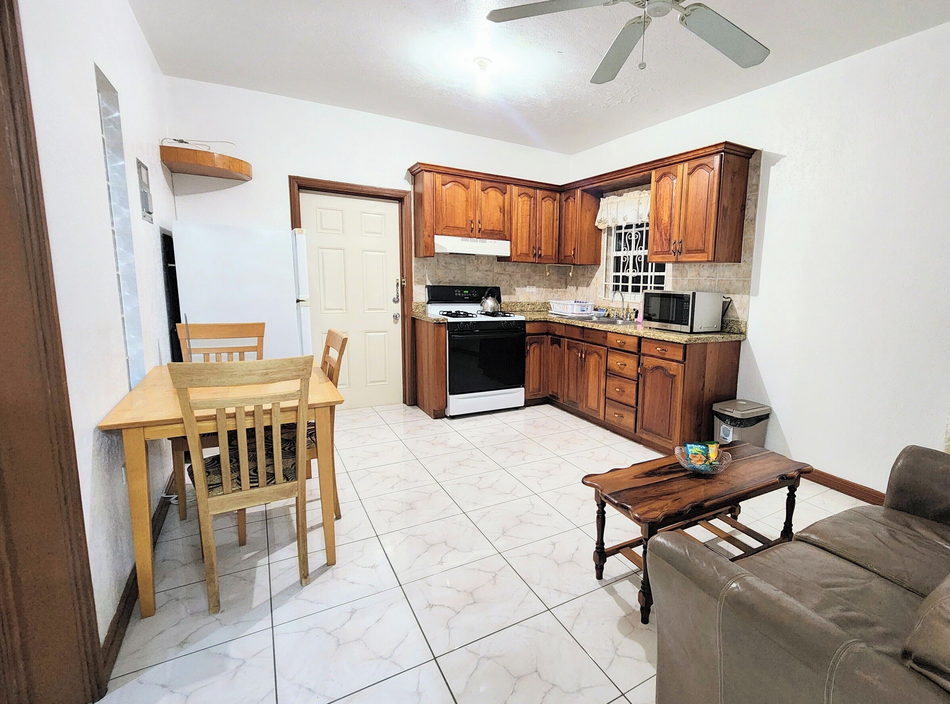 大型冷蔵庫、電子レンジ、オーブン、調理器具と食器