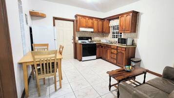 Refrigerador con congelador, microondas, horno y utensilios de cocina