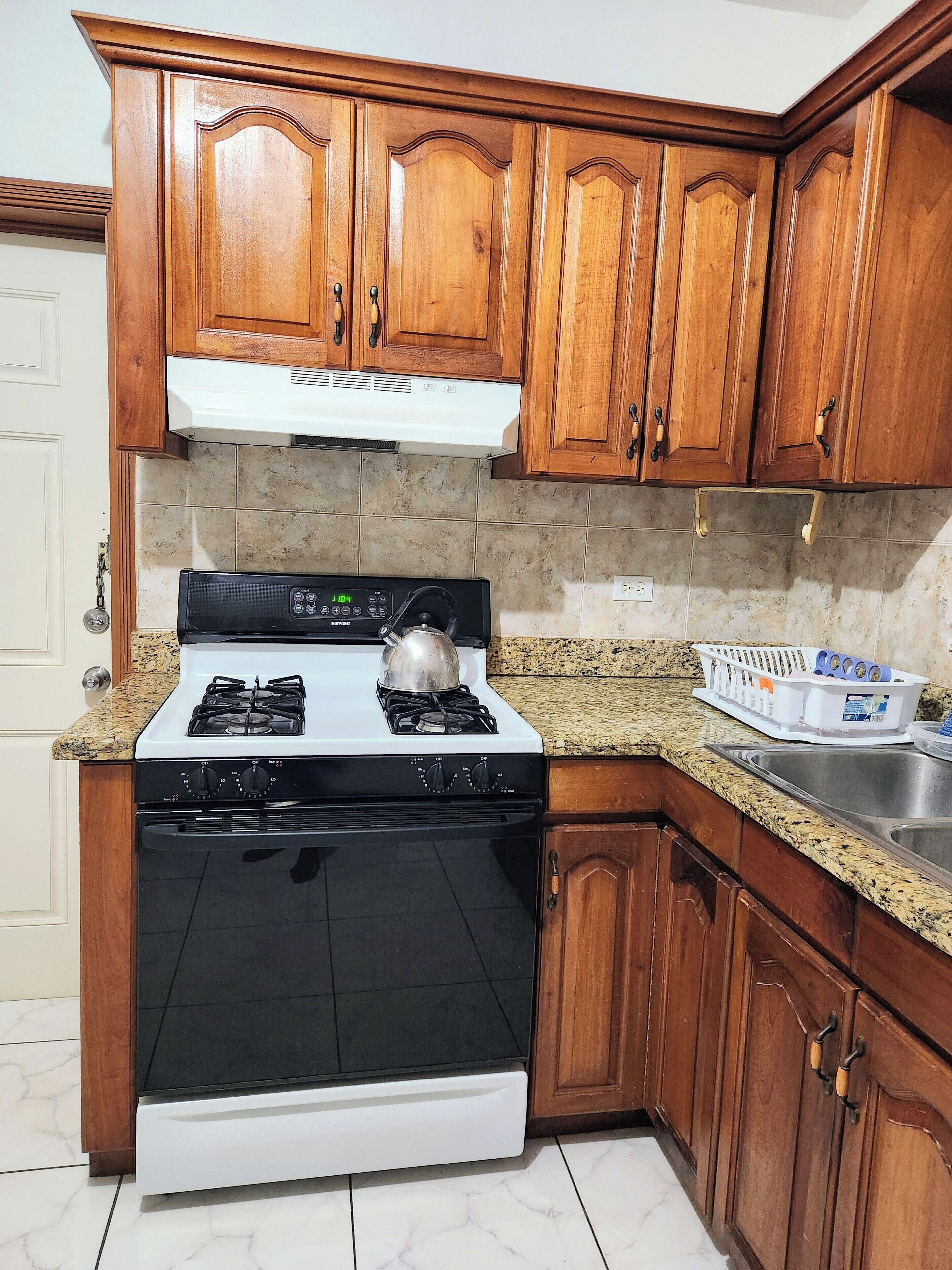 スタンダード スタジオ | 専用キッチン | 大型冷蔵庫、電子レンジ、オーブン、調理器具と食器