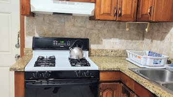 Estudio estándar | Cocina privada | Refrigerador con congelador, microondas, horno y utensilios de cocina