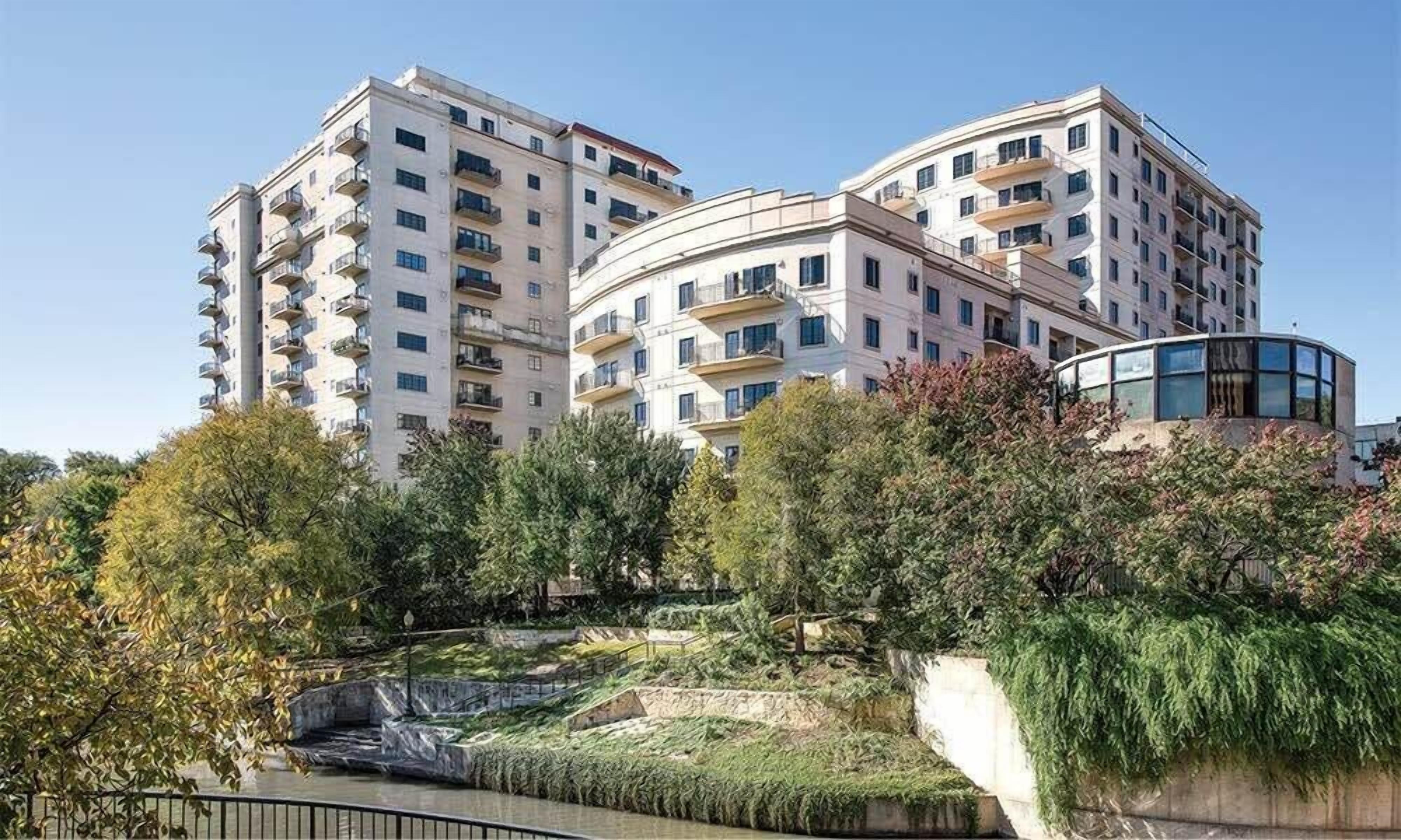1br DX Condo w/ Stunning Downtown Skyline Views!