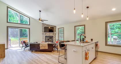 Pool & Beach Access: Charming Poconos Cabin!