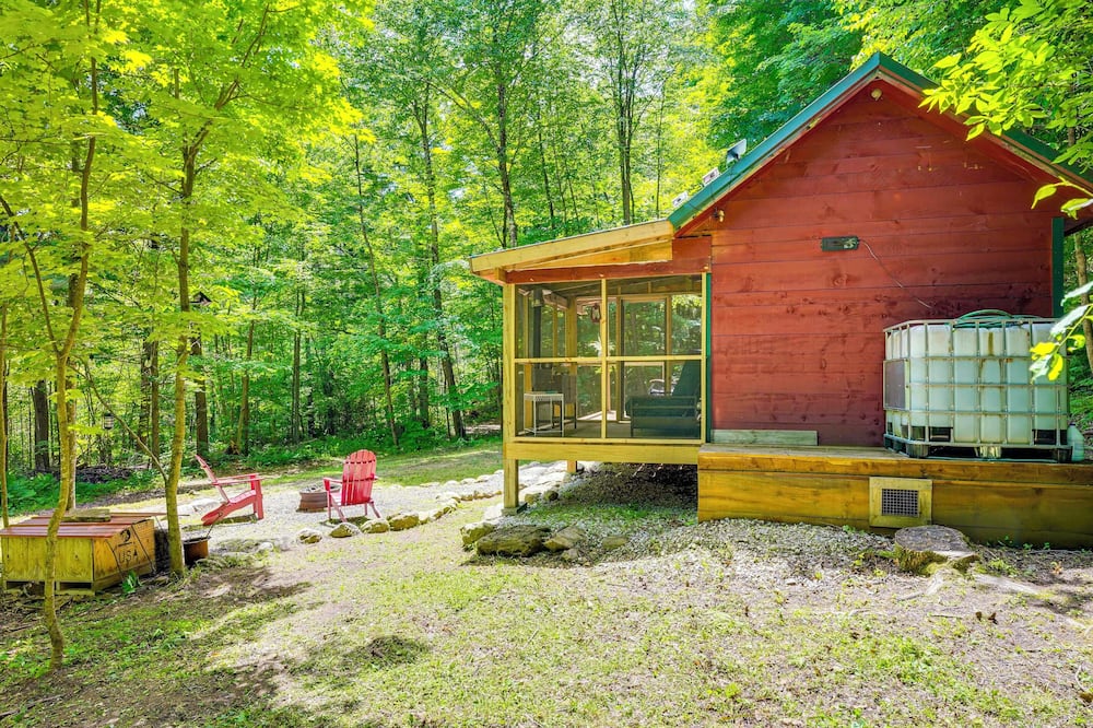 Solar-powered Brandon Studio Cabin: Hiking Access - Sudbury, VT