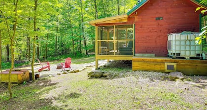 Solar-powered Brandon Studio Cabin: Hiking Access