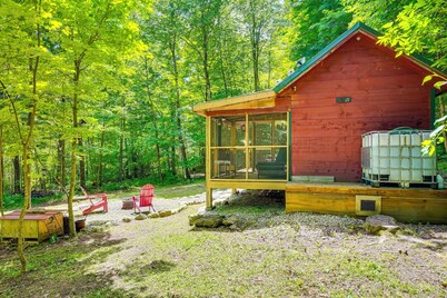 Solar-powered Brandon Studio Cabin: Hiking Access
