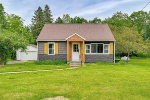 Interior - Arkdale Home w/ Fire Pit, 1 Mi to Castle Rock Lake (Friendship)