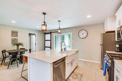 Walk to Lewisville Lake: Dog-friendly Texas Home