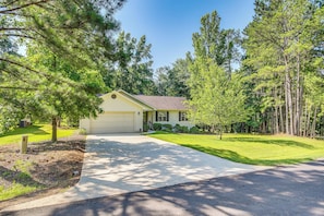 House (3 Bedrooms) | Interior - Lovely Mccormick Home in Savannah Lakes Village (McCormick)