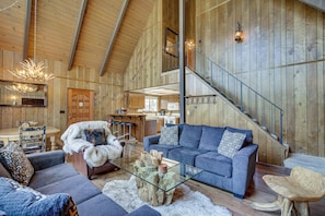 Interior - Chic Lake Arrowhead Retreat: 4 Seasons of Fun! (Lake Arrowhead)
