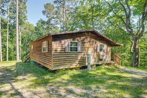 A wooden cabin with a porch, surrounded by trees. - Clarkson Cabin - 17 Mi to Mammoth Cave Natl Park! (Clarkson)