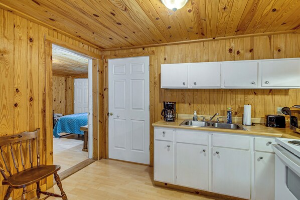 House (2 Bedrooms) | Interior - Clarkson Cabin - 17 Mi to Mammoth Cave Natl Park! (Clarkson)