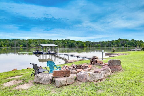 Lake of the Ozarks Cabin w/ Private Dock + Kayaks