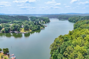 A river surrounded by dense forest and houses. - Smith Mountain Lake Cottage w/ Dock + Fire Pit! (Glade Hill)