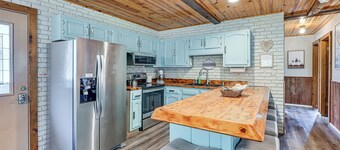 New Lisbon Home w/ Fire Pit & Ping-pong!