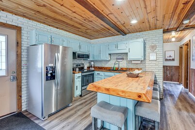 New Lisbon Home w/ Fire Pit & Ping-pong!