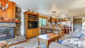 Un salon chaleureux avec une cheminée, des meubles en bois et un téléviseur.