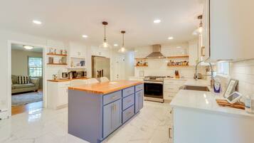 House (5 Bedrooms) | Interior