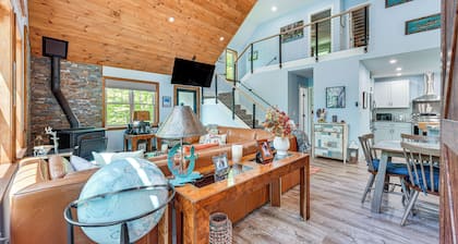Near Hiking Trails & Ski Resorts: Killington Home!