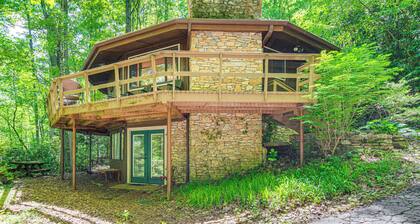 'the Round House' - Treetop North Carolina Cabin!